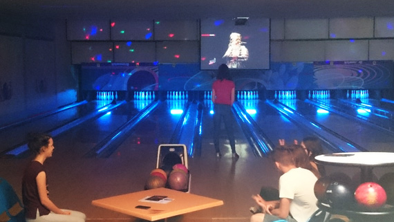 Pistes de bowling, lumières fluos et écran géant