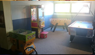 Salle de jeux, avec palais, baby-foot, jeux pour enfants